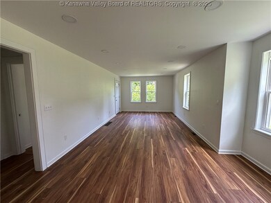 Living Room/Dining Area