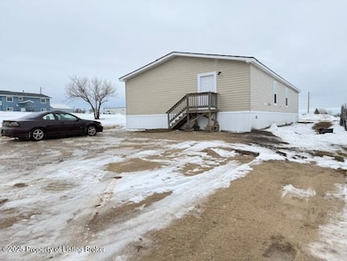 206 2nd St SE, Belfield, ND 58622 - photo 2