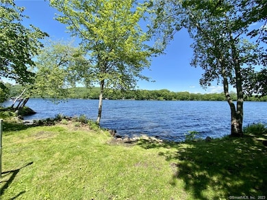 Lovely Lake side, flat lawn.