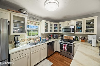 128 Rustling Oaks Dr, Sparta, TN 38583 - photo 6