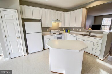 2546 Banshire Dr, Herndon, VA 20171 - photo 4