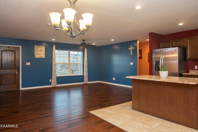 Dining/kitchen combo