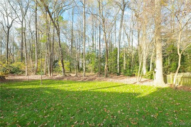 Large back yard that backs up to Woodlakes 