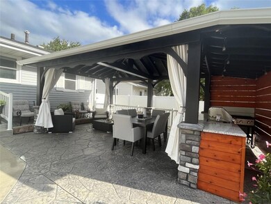Covered patio with granite bar