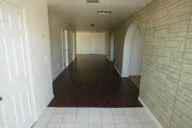 FRONT ENTRY / HALL WAY