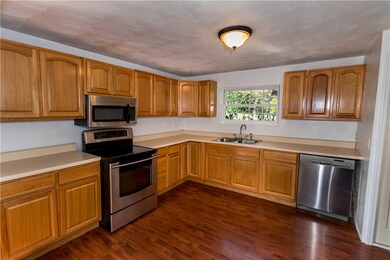 321 Sycamore St, Vandergrift, PA 15690 - photo 3