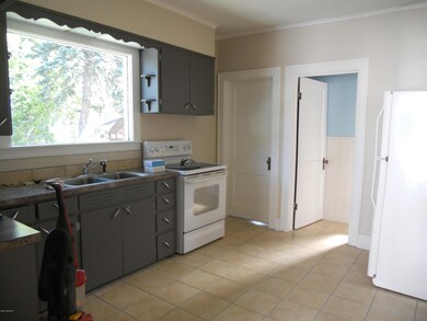 115 E 18th kitchen