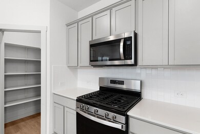 Kitchen with appliances with stainless steel fini