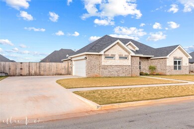 Front of home with  side facing garage