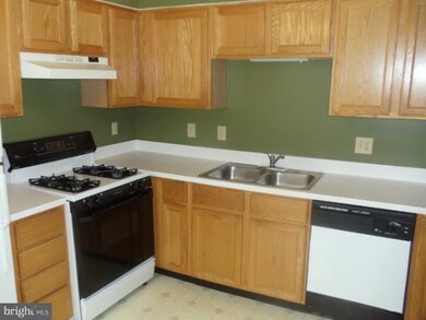 2034 S Anvil Ln, Temple Hills, MD 20748 - photo 2