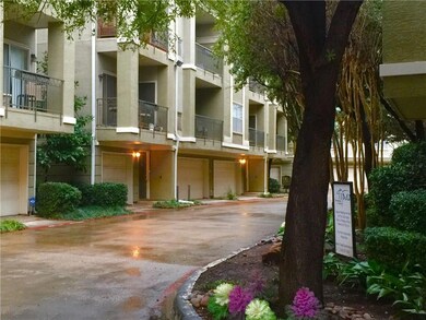 UPTOWN TOWNHOUSE / GATED COMMUNITY: One bedroom w 