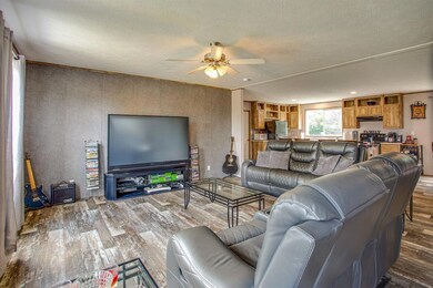 815 Whippoorwill Dr, Granbury, TX 76049 - photo 5