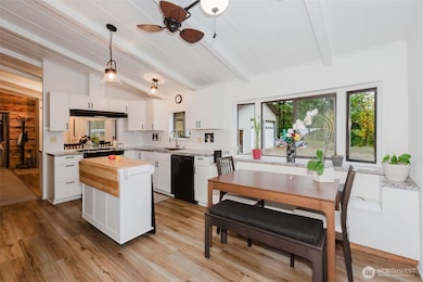 Eat-in Kitchen with Luxury LPV