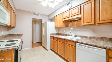 11809 N Hillcrest Dr-05