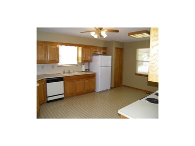 503 S Saturn Dr, Raymore, MO 64083 - photo 5