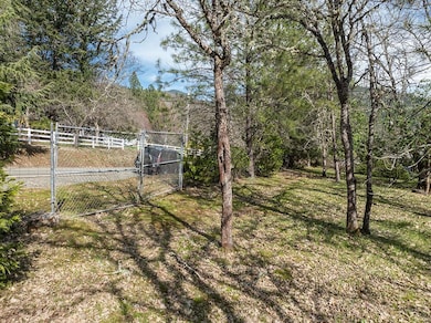 HMina Ln gate to street