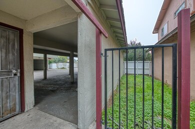 521 W Ashlan Ave, Clovis, CA 93612 - photo 6