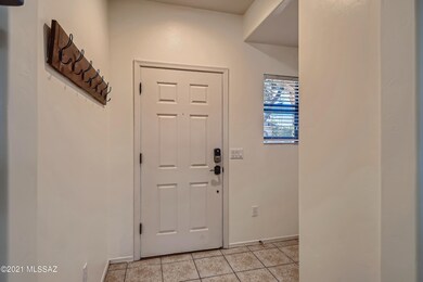 4-567618408-05 Foyer