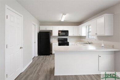 The fully-equipped kitchen highlights a peninsula
