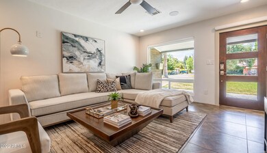 Living Room/Entry