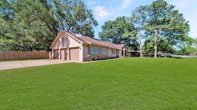 405 Bowman Dr, Alvin, TX 77511 - photo 2