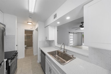 10075 Westpark Dr unit D32, Houston, TX 77042 - photo 4