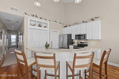 Kitchen w/ island seating