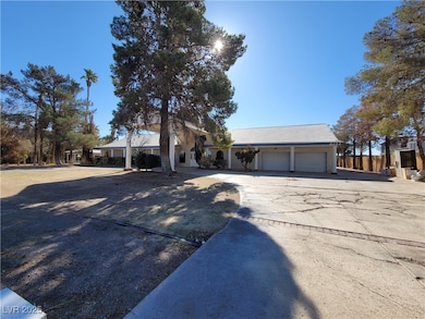Ranch-style house featuring an attached garage and