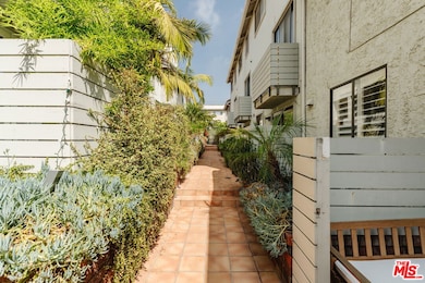 8611 Burton Way unit 5, Los Angeles, CA 90048 - photo 7