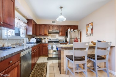 13 Val Sumo Ln, Newark City, NJ 07105 - photo 4