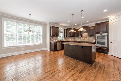 Kitchen & Breakfast