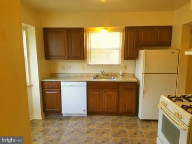 6809 Central Hills Ct, Hyattsville, MD 20785 - photo 5