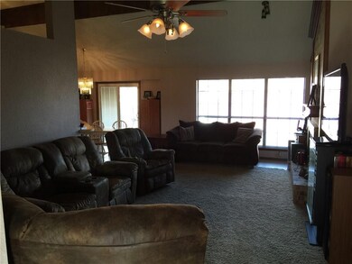 SPACIOUS LIVING ROOM WITH FIREPLACE