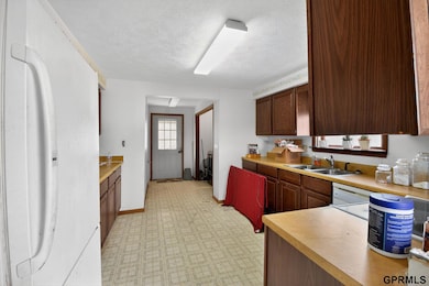 1021 N Nebraska Ave, York, NE 68467 - photo 5