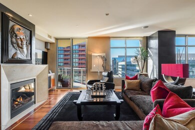 Living Room & Spectacular Views