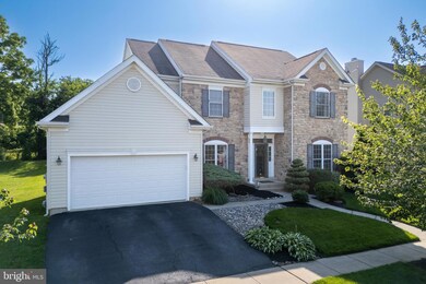 1989 Strathmore Dr, MacUngie, PA 18062 - photo 2