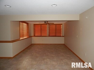 5439 Northwest Cir, Davenport, IA 52806 - photo 4