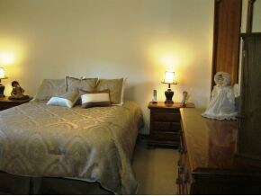 One of 3 pretty bedrooms