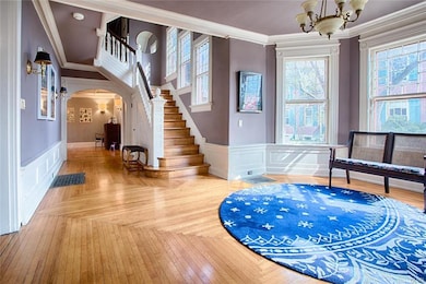 HUGE FOYER FIT FOR A KING!!