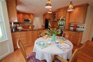 Plenty of room to eat in this kitchen! Note double
