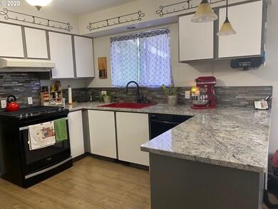 1418 NW Hawthorne Ave, Grants Pass, OR 97526 - photo 5