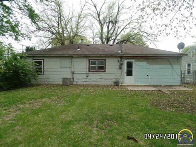 1404 SW 37th St, Topeka, KS 66611 - photo 2