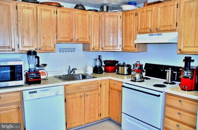 3220 Tapestry Cir, Burtonsville, MD 20866 - photo 2