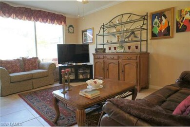 Living room with crown molding, upgraded 18