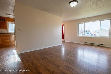 577 2nd Ave SW, Dickinson, ND 58601 - photo 4