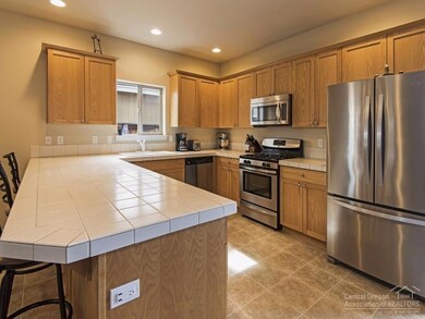 1223 NW 18th St, Redmond, OR 97756 - photo 3