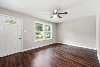 210 Mclemore Dr, Alvin, TX 77511 - photo 4