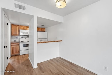 KITCHEN & BREAKFAST BAR