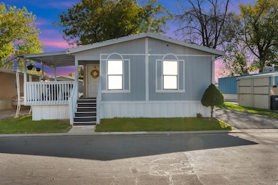 Manufactured / mobile home with covered porch
