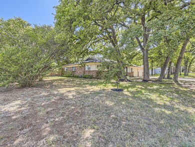 601 Woodcrest Dr, Hurst, TX 76053 - photo 2